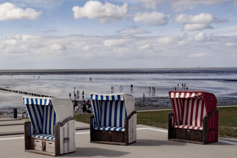 Leere Strandkörbe alle sind im Watt