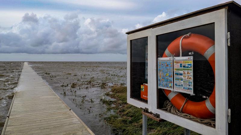 Rettungsring und ein Verbandskasten