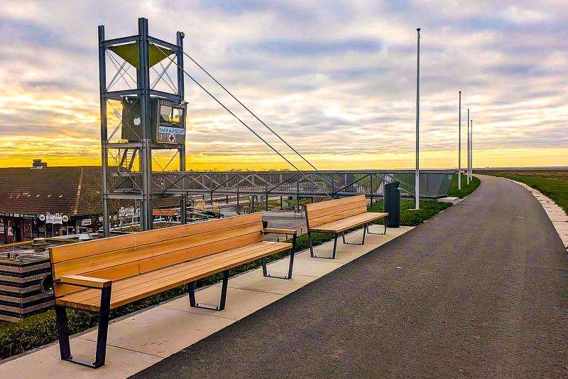 Sitzbänke an der Spitze Friedrichskoog